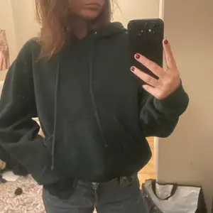 Grön oversized hoodie från Weekday som jag älskar men har för många tjocktröjor. Nopprig från tvätt. 🤍