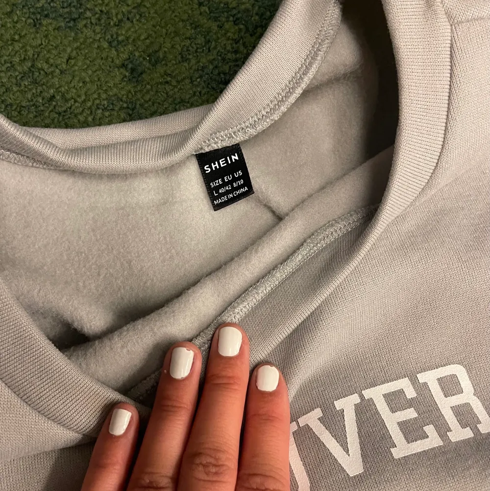 Oversize sweater från SHEIN i storlek L. Endast använd fåtal gånger, nyskick. Jättefin ljusgrå färg! Köparen står för frakt. Tröjor & Koftor.