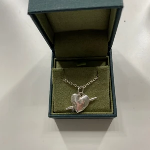 Maria Nilsdotter Halsband - Hej är villig att byta detta halsband mot något annat från Maria Nilsdotter! Ej till salu bara byta