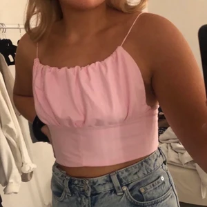 Rosa milkmade topp - Finaste rosa toppen!!!! Köpt här på Plick, men tyvärr inte kommit till användning då den inte passar mig perfekt. Endast använd en gång (av förra ägare) 💕💖    (bilder lånade av Stefanie Norberg här på Plick som jag köpte av) 