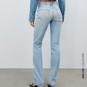 Zara jeans - (Lägger ut igen pga oseriös köpare) Säljer dessa ljusblåa raka zara jeansen. Skitsnygga men tyvärr för små. Helt nya med prislapp kvar. 