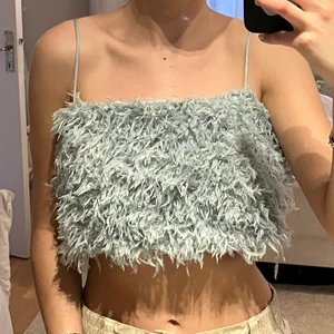 Fluffig topp - Topp med ljusblått fluff