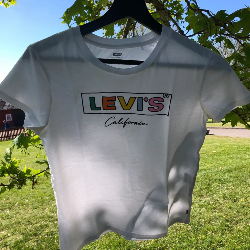 Tre olika Levis T-shirts. Bild nummer 1: storlek S. Bild 2-3: storlek XS. Priset gäller per tröja. Gratis frakt om man köper alla eller två!. T-shirts.