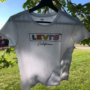 Tre olika Levis T-shirts. Bild nummer 1: storlek S. Bild 2-3: storlek XS. Priset gäller per tröja. Gratis frakt om man köper alla eller två!