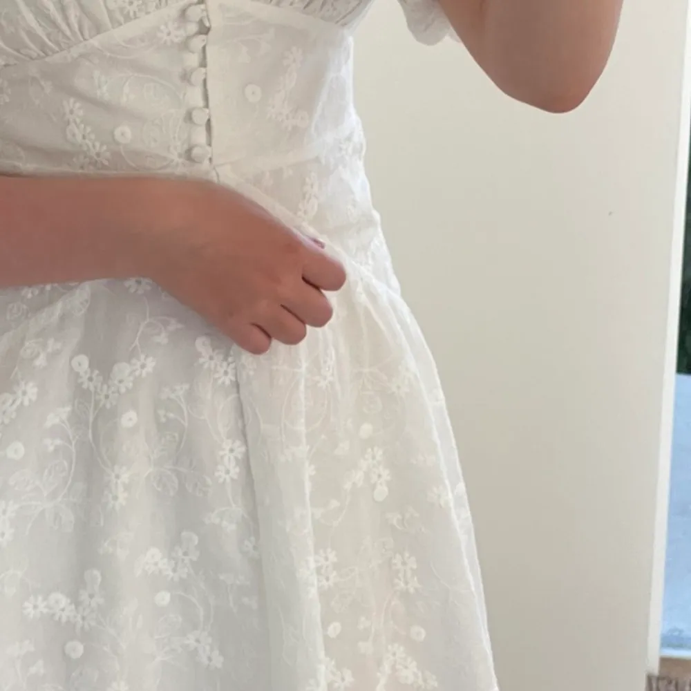Superfin vit adoore klänning i storlek 38 🤩 Endast använd 1 gång.  Perfekt till student/skolavslutning🌟 nypris 1450 , köparen står för frakten!. Klänningar.