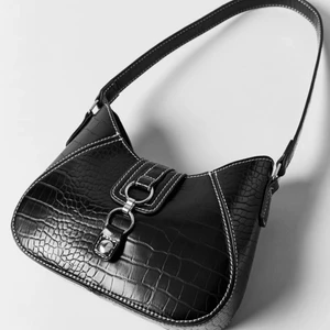 Urban outfiten väska - Säljer denna slutsålda väska från Urban Outfitters. Så fin och i nyskick, pris kan diskuteras❤️