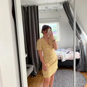 Jättefin gul klänning. Har inte kommit till användning💗