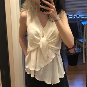 Gräddvit blus - en gräddvit blus som går att knyta i storlek 38