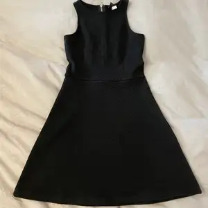Söt svart klänning som endast använts en gång. Har du funderingar är det bara att höra av sig😊