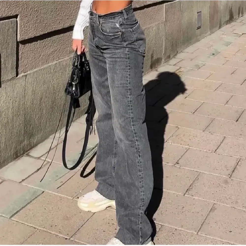  Säljer nu dessa populära gråa jeans från Zara!!! Storlek 38 men passar mindre💕💕💕. Jeans & Byxor.