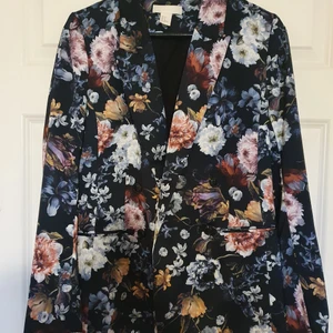 HM kavaj  - Supersnygg blommig kavaj från HM. Perfekt nu till sommaren! Stl 36, fint skick. 