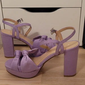 Lila skor med klack & platå - Spriljans nya, super söta högklackade skor! Perfekta inför sommaren!  Impulsköp, äger för många skor redan och hann aldrig lämna tillbaka i tid...   Kan mötas i Malmö, eventuellt Stockholm (22-26 maj) Eller skicka med postnord (står ej för frakt)