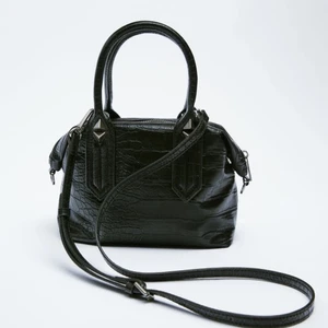 Väska - Säljer denna zara väskan, aldrig använd 💗💗hör av dig om du är intresserad 💗💗