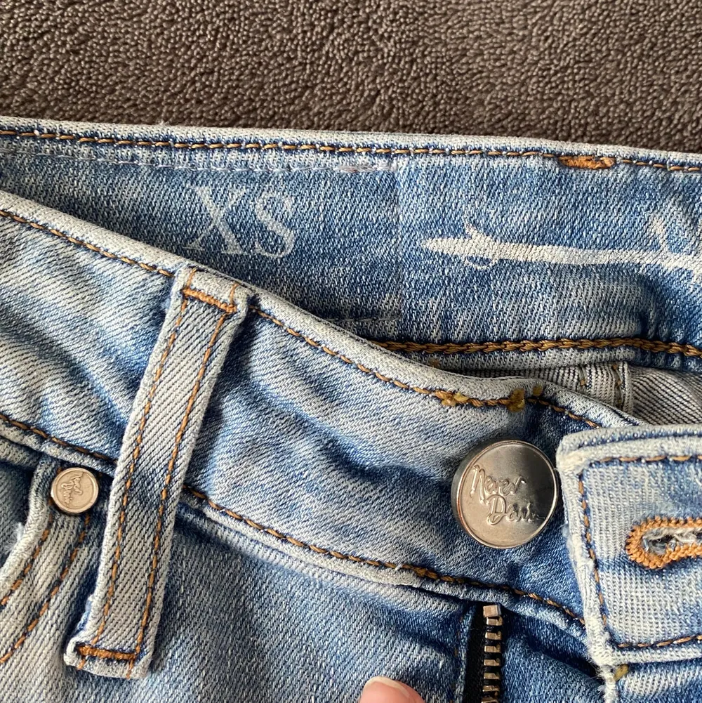 Blå skinny jeans med hål på som är använda mycket men inte som man kan se så förutom att de är lite urtvättade. Från never denim i strl xs som passar bra i längden på mig som är 166 cm men försmå i midjan på mig därför säljer jag dessa nu.. Jeans & Byxor.