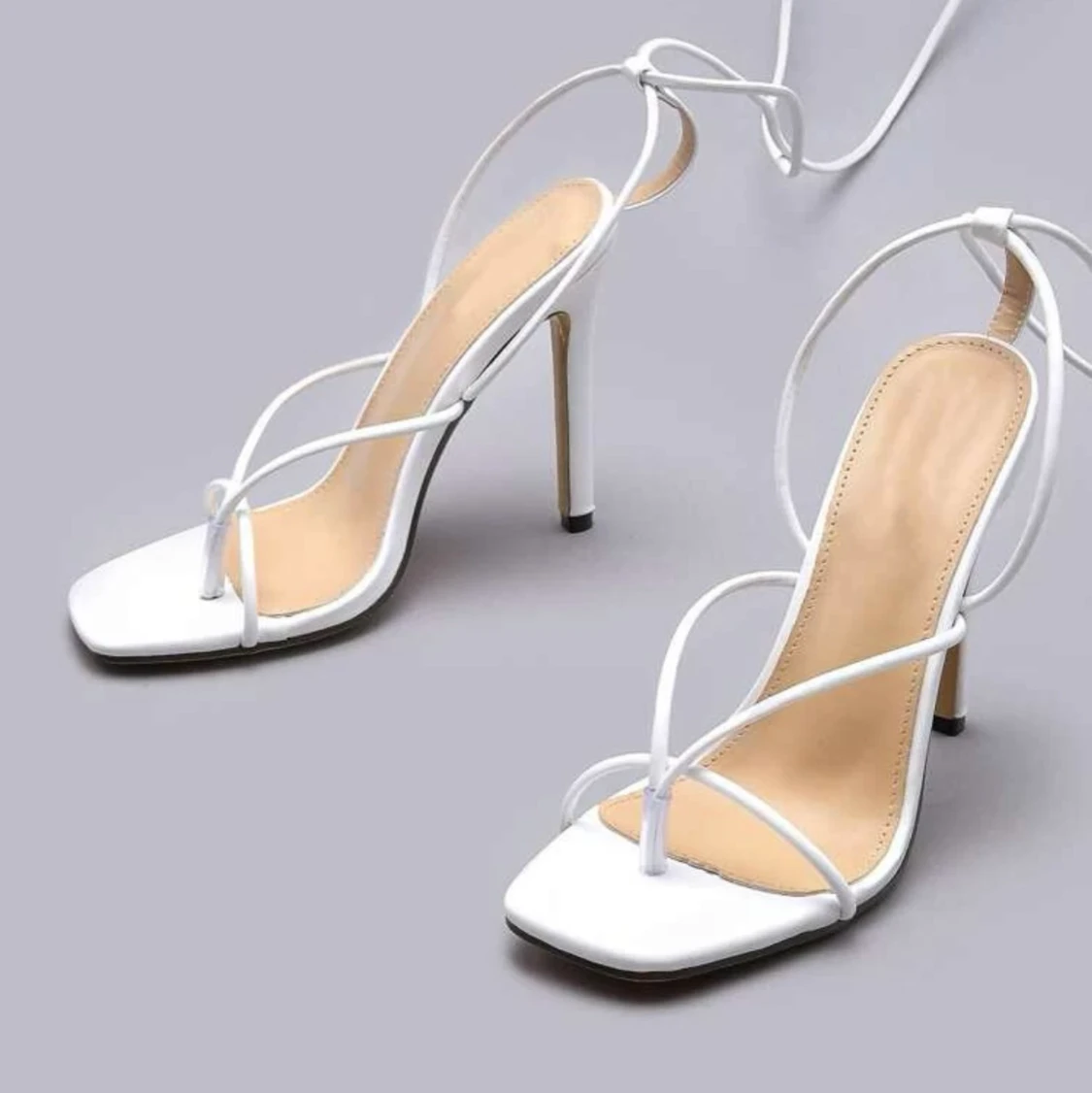 Höga vita klackar🫶🏾