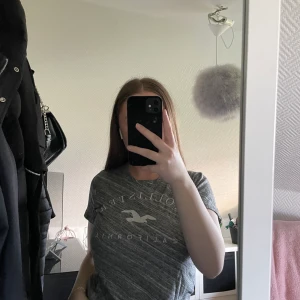 Hollister tröja - En grå tröja från hollister, fint skick💕