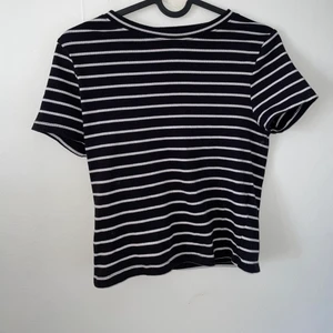 Crop top  - Mycket elasticitet. Bra skick. Sitter precis ovanför naveln. 