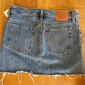 Kjol - Jeanskjol från Levis. Passar på mig i midjan som brukar ha 36 i byxor 