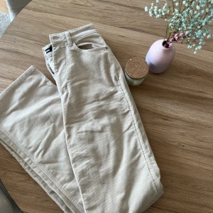 Manchesterbyxor - Säljer dessa snygga oanvända manchesterbyxor från bikbok! Beiga tajta men utsvängda neråt. Storlek 36 🌸 köpta för 499 kr , säljer för 220 kr 💓