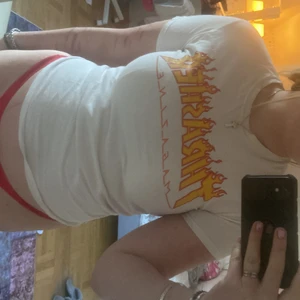 thrasher - säljer denna thrasher t-shirt då den aldrig kommer till användning. köpt begagnad för 400kr. storlek S men passar M. fint skick, inga konstigheter! köparen står för frakt