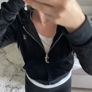 Juicy couture tröja - Svart juicy couture tröja i storlek M, aldrig använd pga beställde fel storlek och sedan glömt att lämna tillbaka, frakt ingår i priset 💓💓 ( ej intresserad av byten och priset kan diskuteras )