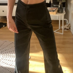 Kostymbyxor  - Svarta snygga kostymbyxor fårn bershka köpta för 350kr, dem har en ficka i bak och en dragkedja. Knappt använda så i bra skick