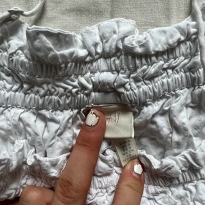 Sommarklänning h&m - Sommarklänning köpt slutet av sommaren förra året, därefter bara använd en sommarkväll❤️ väldigt luftig och fluffig, sitter helt perfekt med ett par tofflor och en sommarväska❤️ skriv ifall du är intresserad (helt ny, därefter inga fläckar eller defekter) 