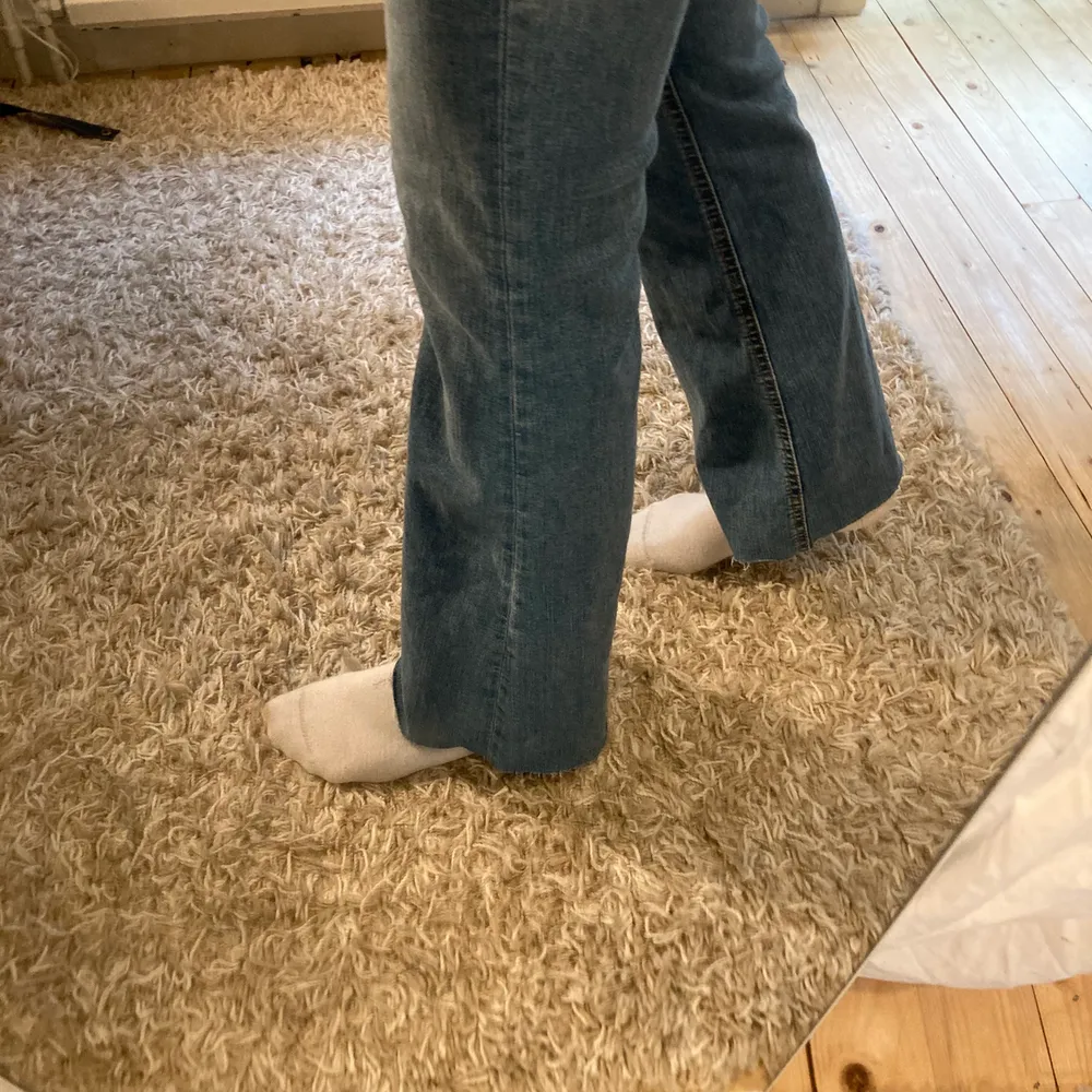 Stretchigt material och superfin blå tvätt. Använda bara ental gånger och är avklippta för att passa min längd (160cm) Eur 36 men är som sagt väldigt stretchiga och mjuka. Frakt ingår inte. Jeans & Byxor.