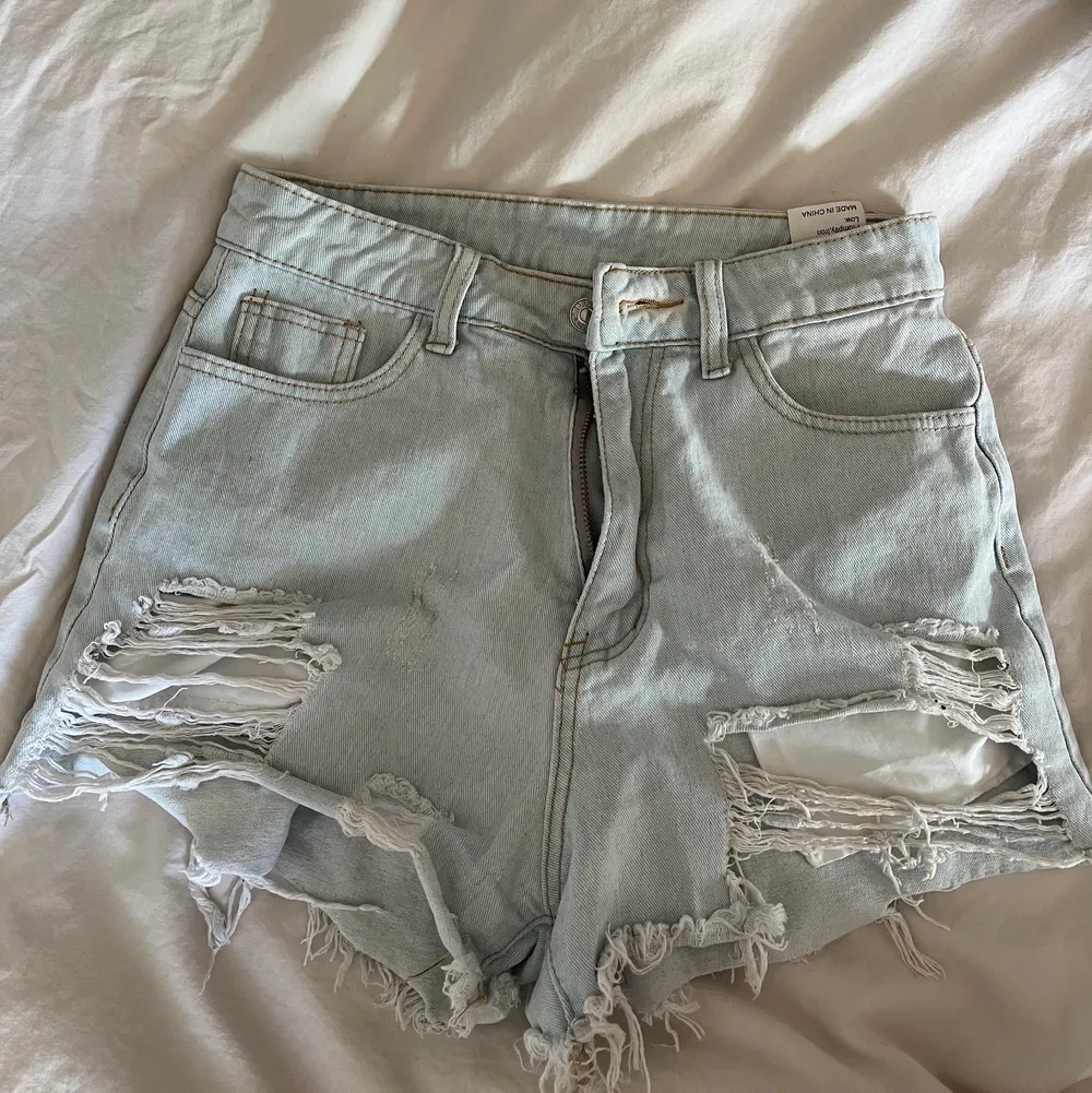 Säljer dessa jeansshorts som är såå snygga men tyvärr inte passar mig. Knappt använda. 💕 60kr + frakt . Shorts.