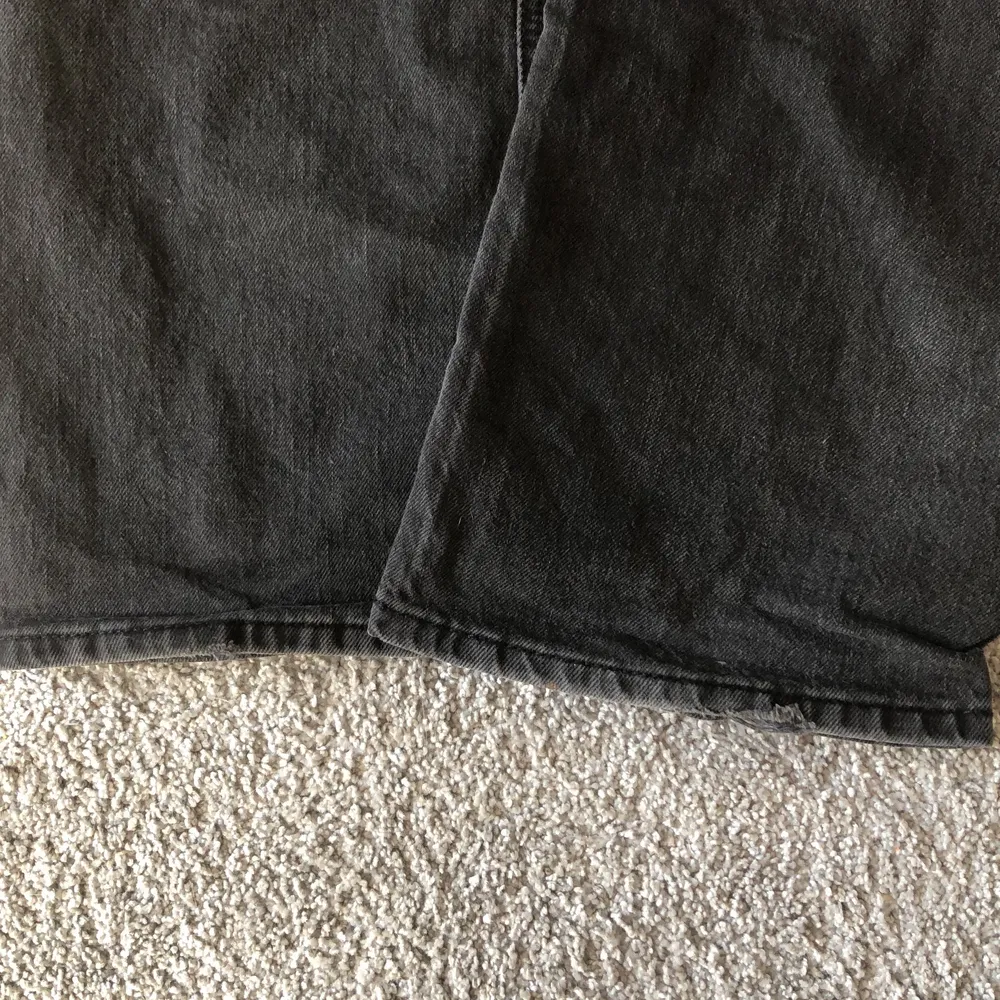 Svarta högmidjade jeans med lite bootcut i storlek 34. De är lite slitna där bak vid hälen (se på tredje bilden) och är även lite solblekta men fortfarande i fint skick. Den vita fläcken på framsidan är på spegeln och inte byxorna.😄 Köparen står för frakten💕🌸. Jeans & Byxor.