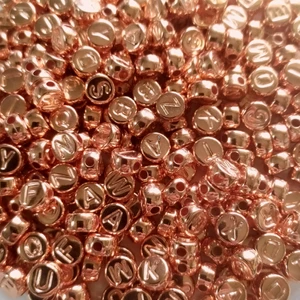 100 PACK Bokstavspärlor - Roséguld - 100 stycken bokstavspärlor 5mm + 60 cm armbandstråd.