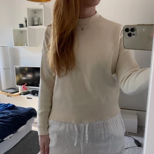Beige stickad tröja  - Beige stickad tröja från vero Moda i storlek M.