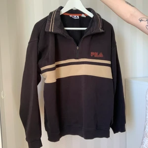 Brun Fila tröja - Gammal favorit! Fint secondhand skick! Går att ha uppvikt eller nervikt krage.
