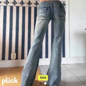 ( lånade bilder från plick ❗️) Säljer dom här skit coola jeansen, köpta på plick som tyvärr inte passa mig. Önska jag inte behövde sälja! Innerbenslängd: 82 cm, midjemått: 75 cm. 