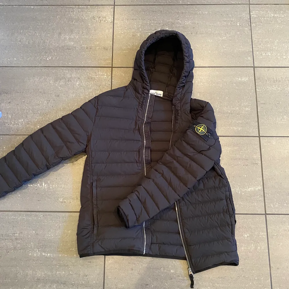 Stone island dunjacka i storlek L. Köpt på NK i Stockholm. Köparen står för frakt 📦  fler bilder kan skickas om de behövs.. Jackor.