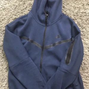 Nike tech fleece  - Säljer nu min Nike tech Hoodie då jag inte använder den längre den är i fint skick och är jätte skön att ha på sig 