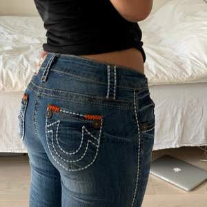 Ett par skit snygga lågmidjade jeans från true religion, älskar de men sitter lite tight på mig. Brukar ha storlek mellan s/m. Fråga om du vill ha fler bilder!💕 pris kan diskuteras!!