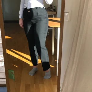 Kostymbyxor ullmix - Svarta kostymbyxor i ullmix, superfin lyster i tyget! Dessvärre är dragkedjan trasig (se bild 3), jag har tänkt att jag ska fixa den i två år men det har uppenbarligen inte hänt så nu hoppas jag att de får renoveras och älskas av någon annan istället.