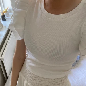 Zara topp - Säljer denna fina populära volang toppen ifrån zara! Den är i storlek S, sitter bra på mig med S i vanliga fall. Sparsamt använd. KÖPAREN står för frakt, börjar priset på 80kr💗💗