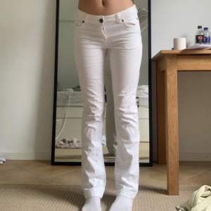 Vita low rise jeans. Köpta second hand och är för stora för mig💓💓