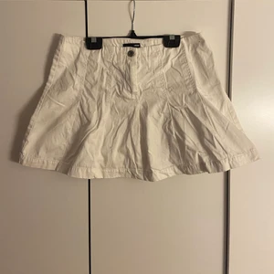 Kjol , HM - Vit kjol från HM, jätte söt men stor på mig. De är min mammas gamla så tror den kan vara köpt på hm vid 2000 talet kanske? Så bilder på kan tyvär inte skickas 