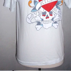 Ed Hardy - Säljer 1st helt ny Ed Hardy T-shirt.  Säljes enligt bilden. 