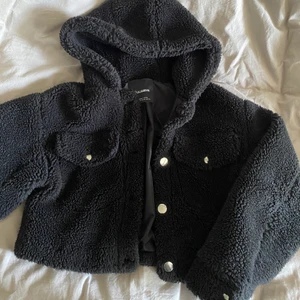 teddyjacka - superfin mjuk teddyjacka från pull&bear med en stor mysig luva❤️ sparsamt använd å i bra skick!