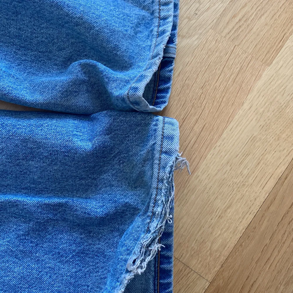 Säljer mina älskade monki jeans då de har blivit en aning för små för mig, supersnygga med lite defekter vid hälen men inget som man märker. Köparen står för frakten!! . Jeans & Byxor.