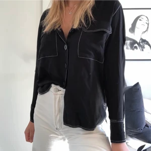 Svart skjorta - Lånad bild!! Köpt här på plick men används tyvärr inte🖤