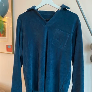 Tröja i plysch - En ”kragtröja” i materialet ”plysch”. Köpt på paul and friends i NK. En colorway i Blå och grön. Storlek S