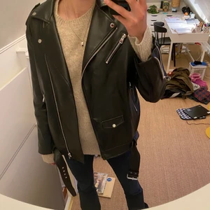 Skinnjacka  - Säljer denna jättefina oversized fake skinnjackan. Så cool till typ en klänning eller kjol i sommar, på kvällarna. 😍🥵 Hör av er om ni har frågor, svarar gärna! 😍 Pros kan diskuteras!💕🥳🕺 Storlek L men skulle säga att den passar xs- L beroende på hur man vill att den ska sitta 