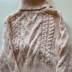 Stickad tröja 💘 - Sååå fin ljusrosa stickad tröja från ivyrevel, har polokrage och fina stickade detaljer! 💘🌷 älskar denna tröjan och den är i jättebra skick :)