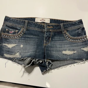 Hollister skjorts - Hej! Säljer dessa fina hollister skjorts i storlek W25. Köparen står för frakten 🤍