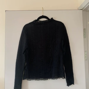 Svart meshtröja - Svart tröja i mesh med coolt mönster. Den är genomskinlig. Från & Other Stories men har tagit bort lappen pga den syntes igenom. Mycket fint skick endast använd två gånger.